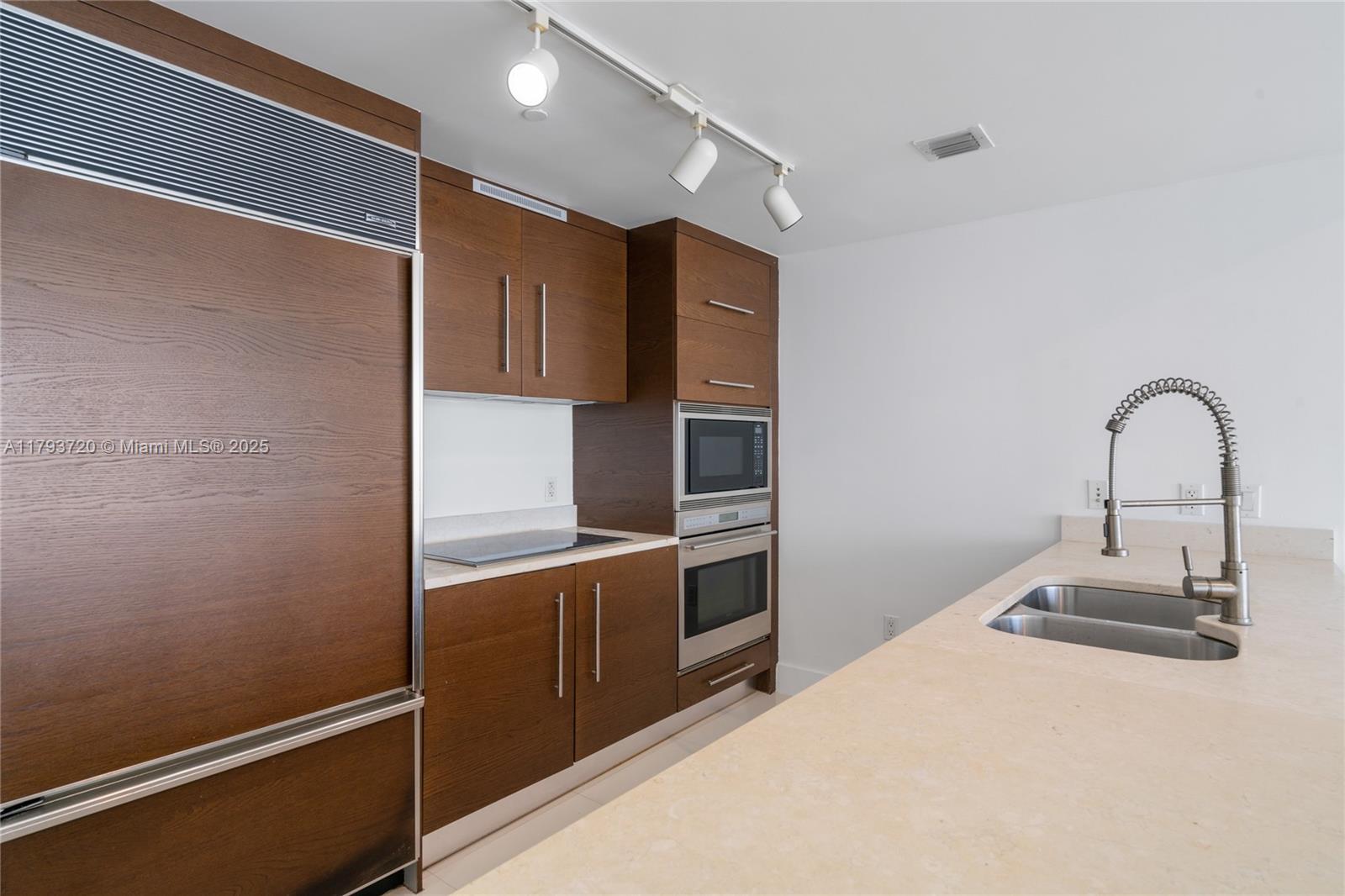 475 Brickell Ave # 2607