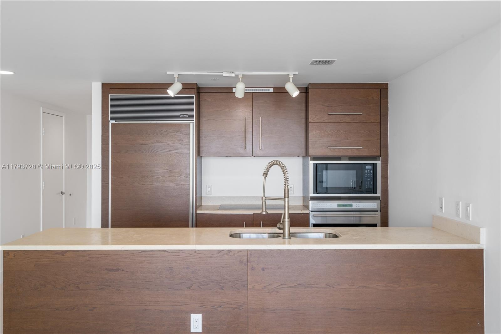 475 Brickell Ave # 2607