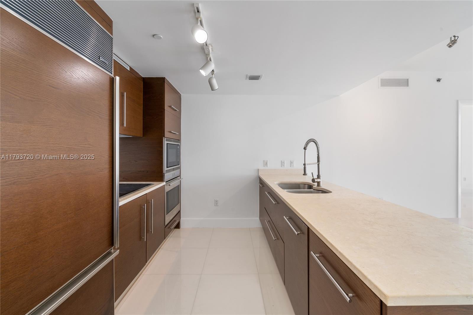 475 Brickell Ave # 2607