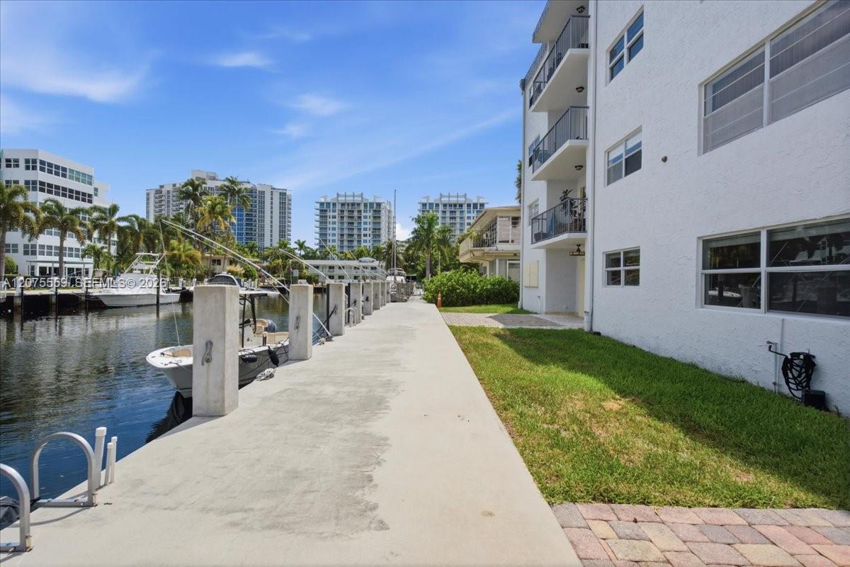 3105 NE 28th St # 1B