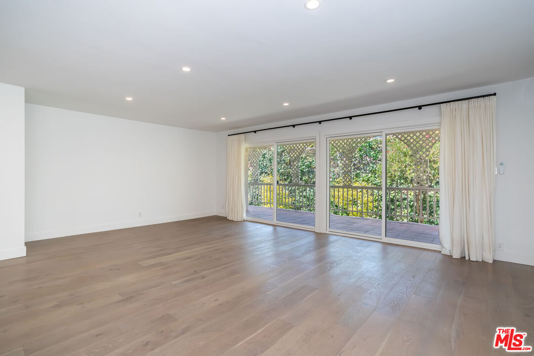 1561 Manning Ave Unit: 4