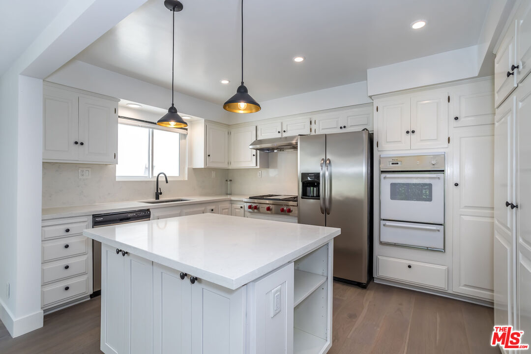 1561 Manning Ave Unit: 4