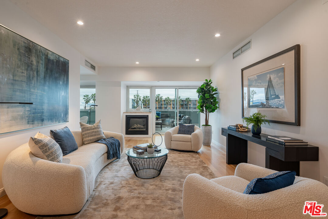 13600 Marina Pointe Dr Unit: 304
