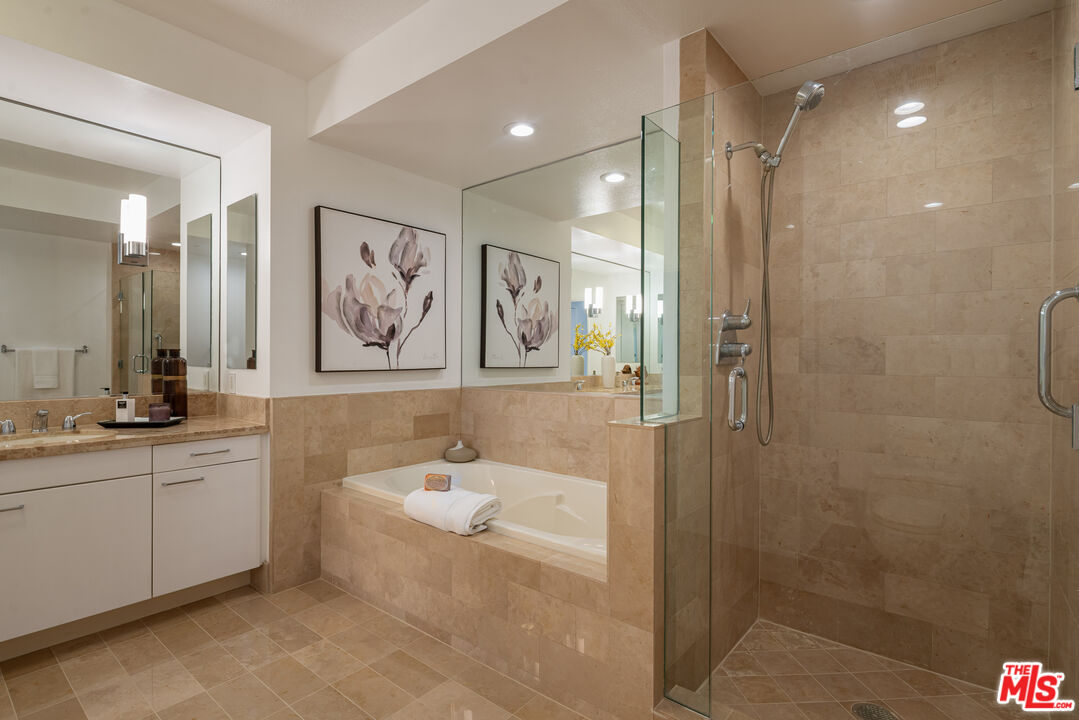 13600 Marina Pointe Dr Unit: 304