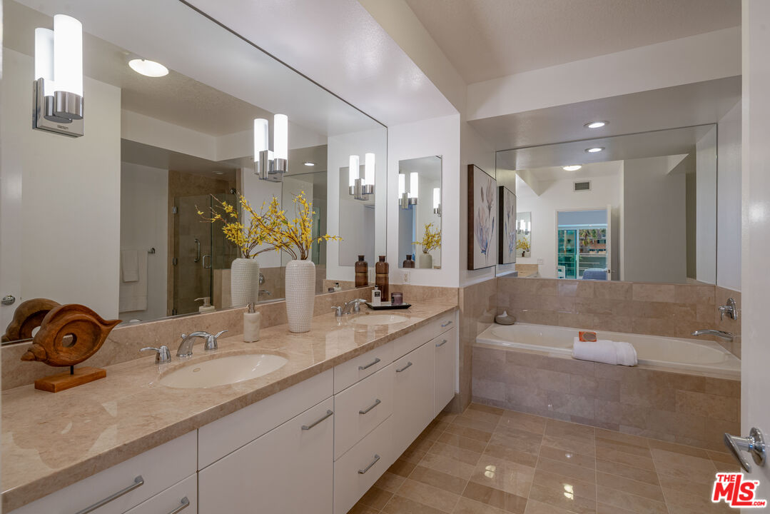 13600 Marina Pointe Dr Unit: 304