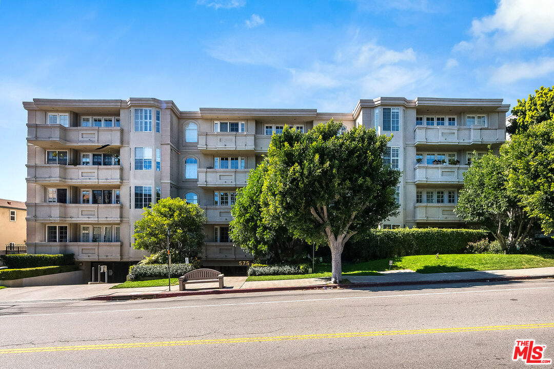 575 S Barrington Ave Unit: 303
