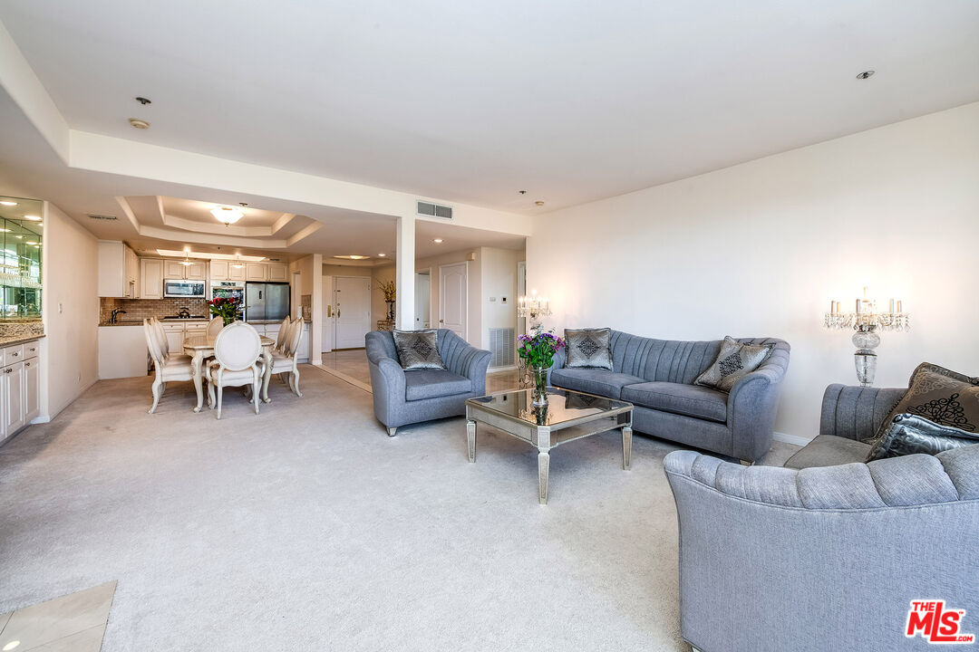 575 S Barrington Ave Unit: 303