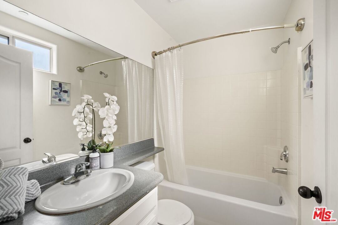 10924 Bloomfield St Unit: 2