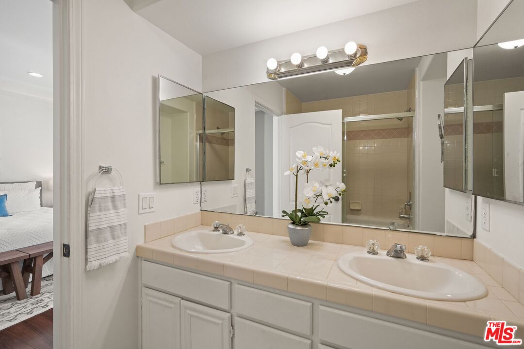 10924 Bloomfield St Unit: 2