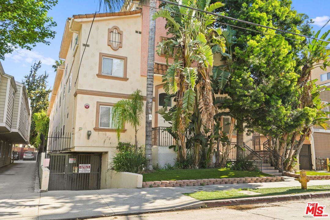 10924 Bloomfield St Unit: 2