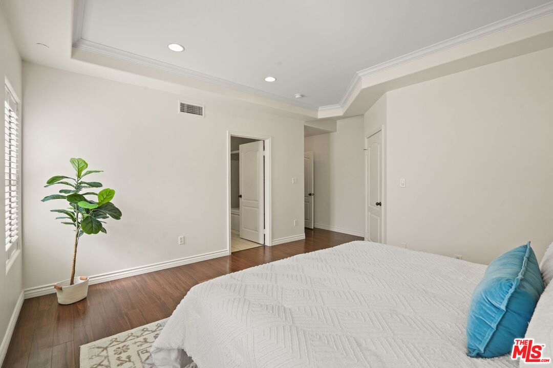 10924 Bloomfield St Unit: 2