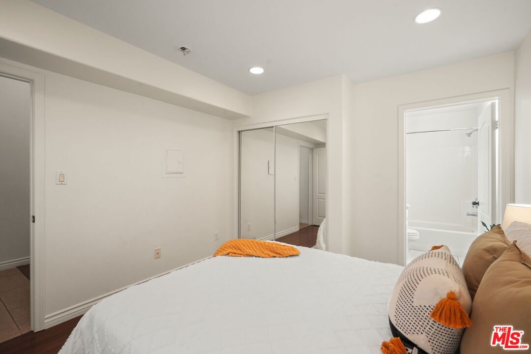 10924 Bloomfield St Unit: 2