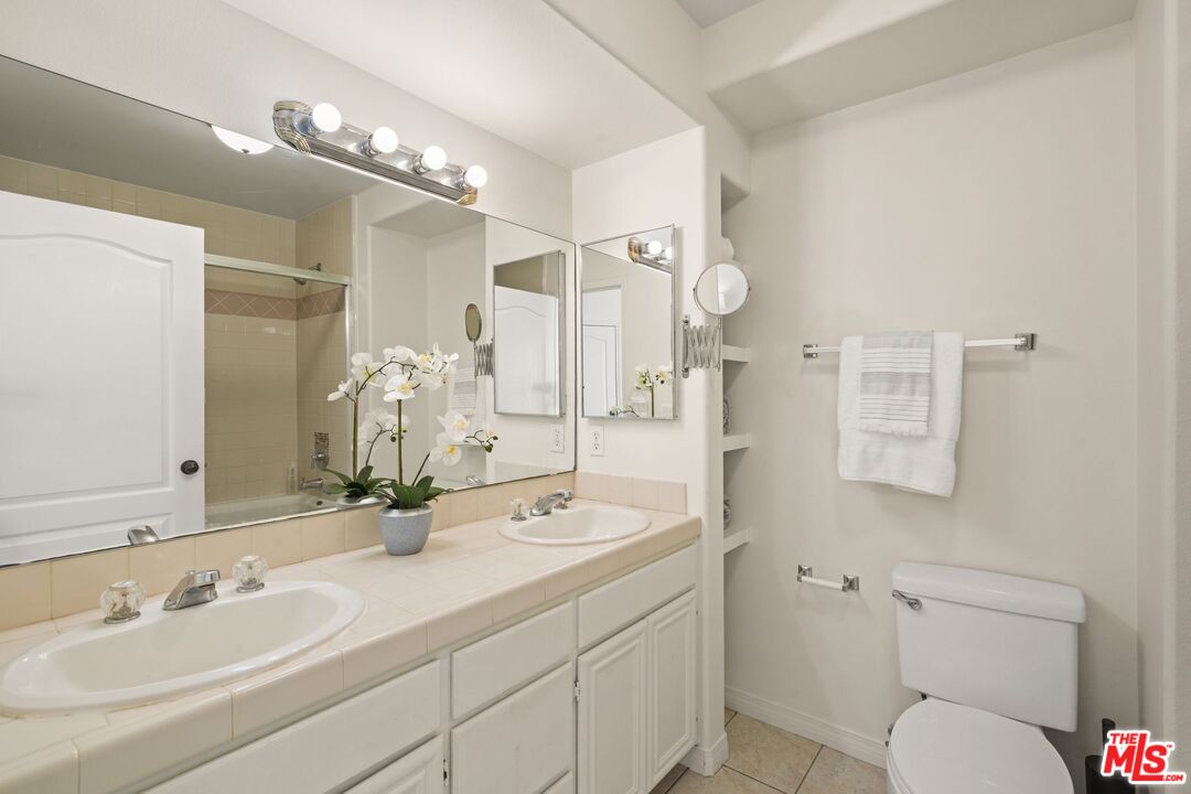 10924 Bloomfield St Unit: 2