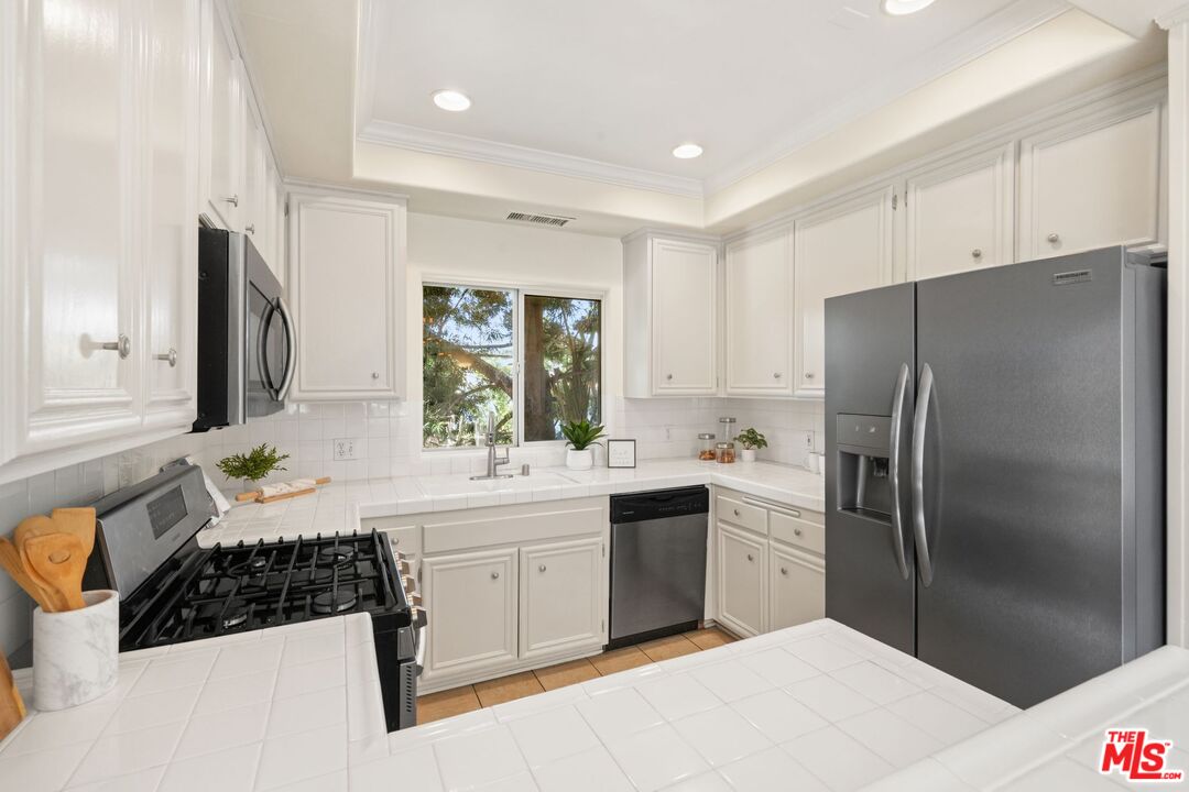 10924 Bloomfield St Unit: 2