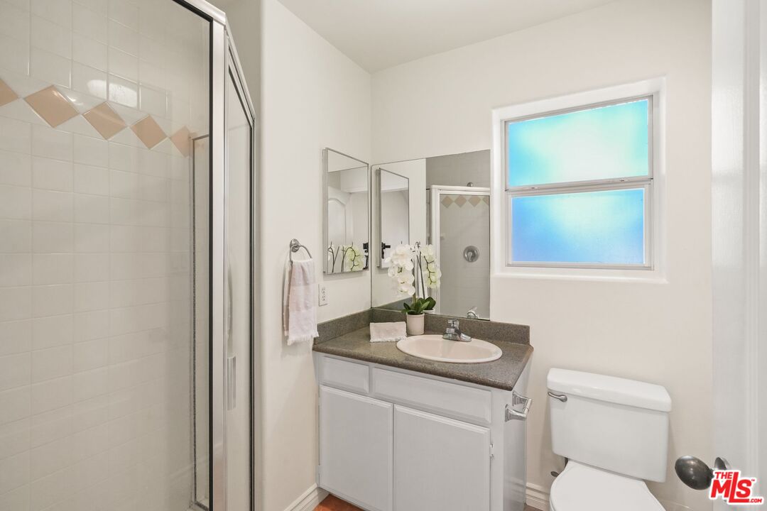 10924 Bloomfield St Unit: 2