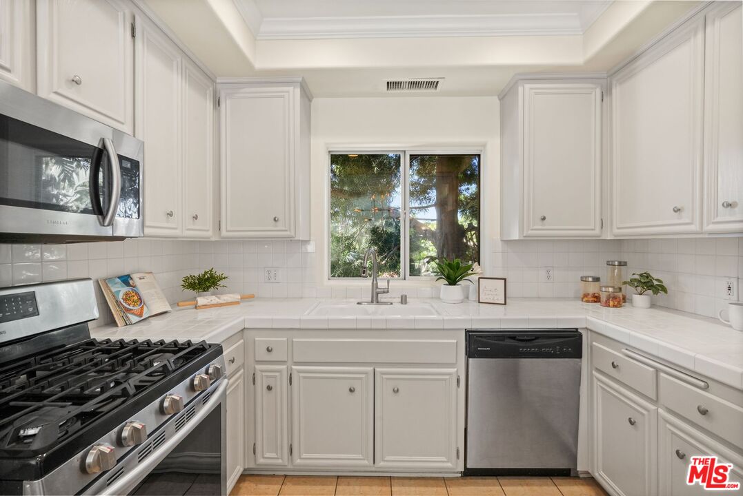 10924 Bloomfield St Unit: 2