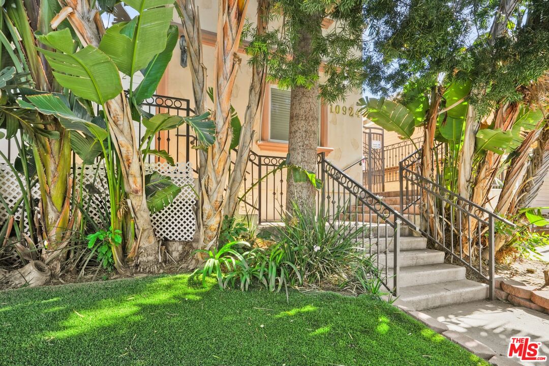 10924 Bloomfield St Unit: 2