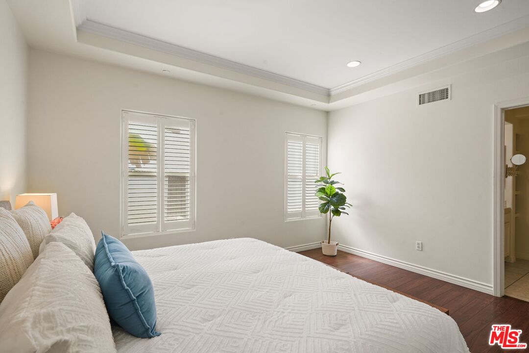 10924 Bloomfield St Unit: 2