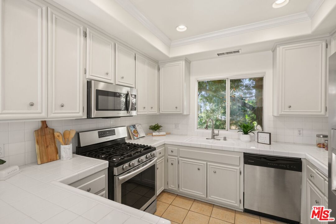 10924 Bloomfield St Unit: 2