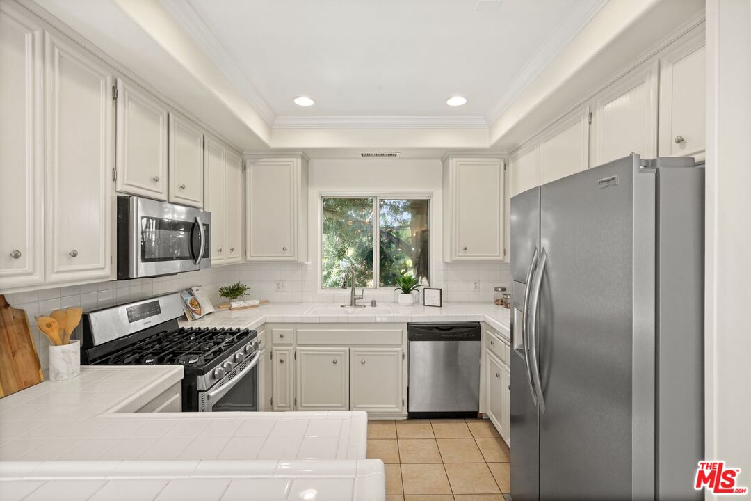 10924 Bloomfield St Unit: 2
