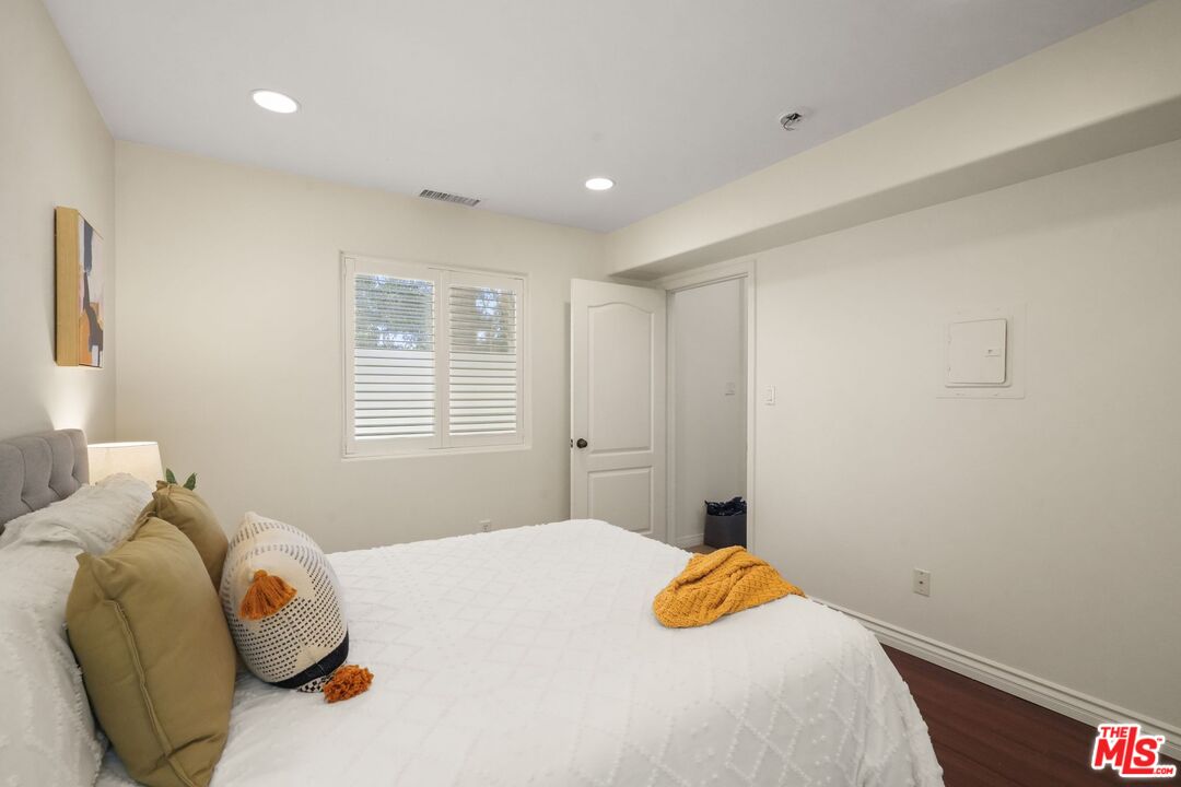 10924 Bloomfield St Unit: 2