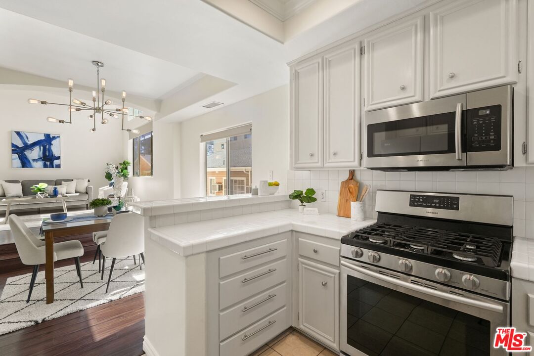 10924 Bloomfield St Unit: 2