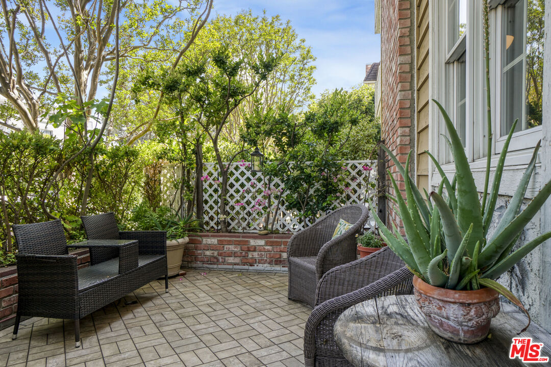 4401 Moorpark Way Unit: 106