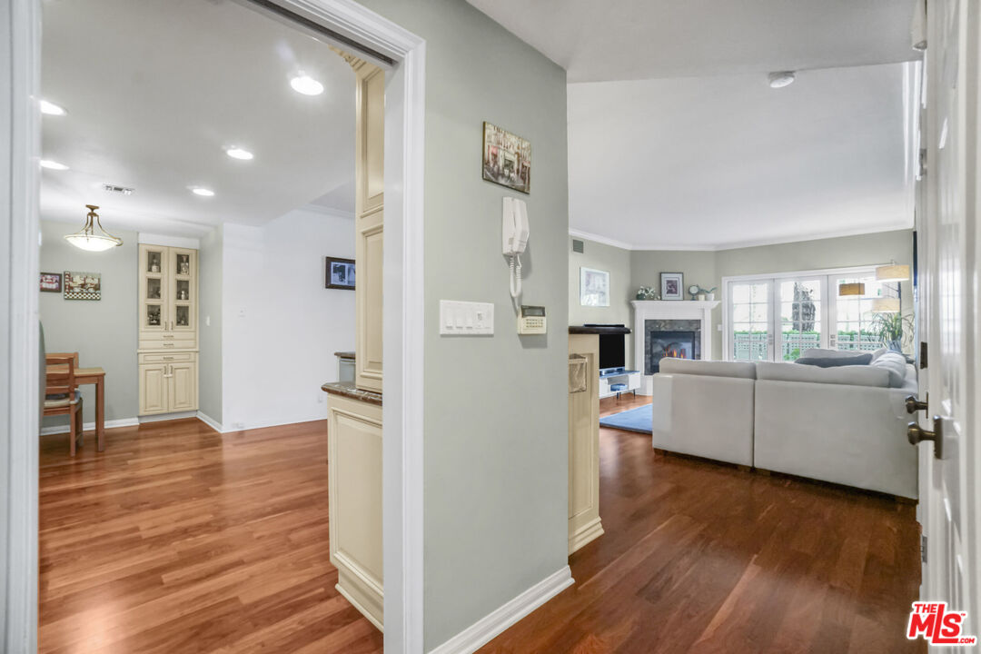 4401 Moorpark Way Unit: 106