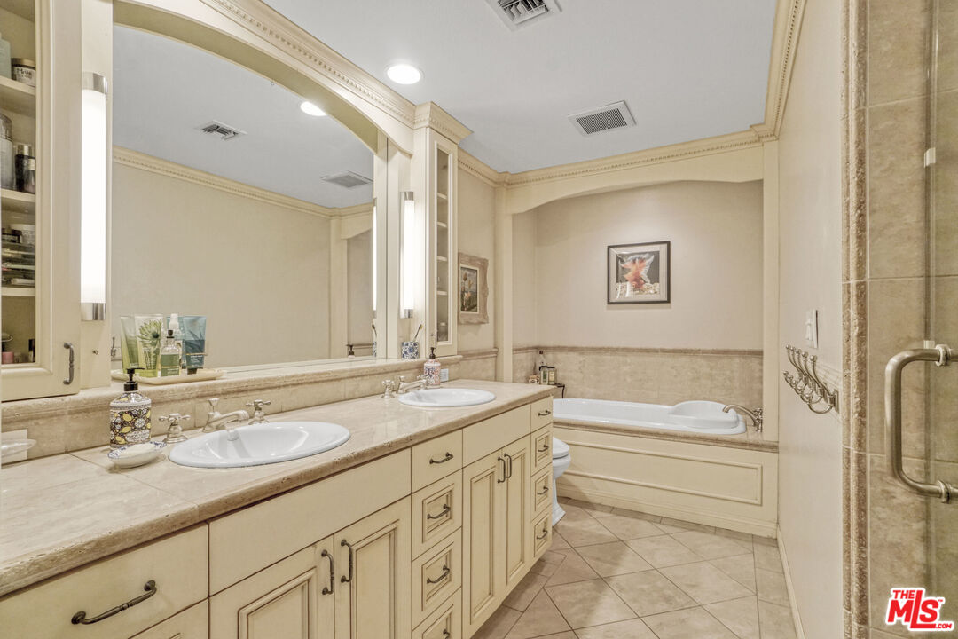 4401 Moorpark Way Unit: 106