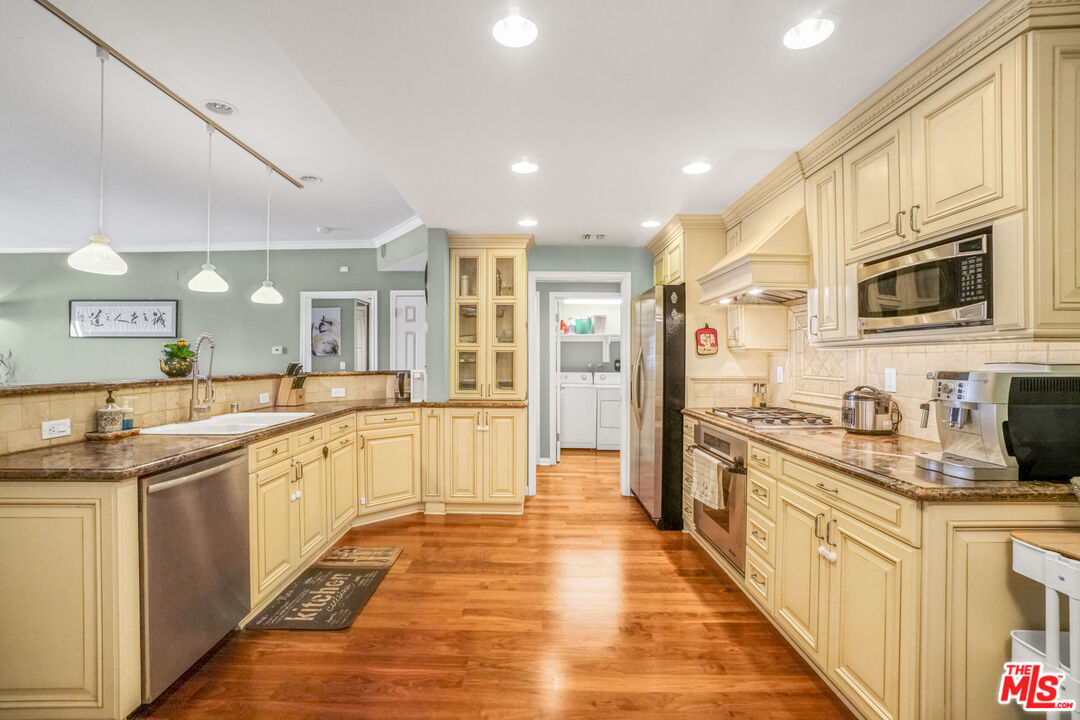 4401 Moorpark Way Unit: 106