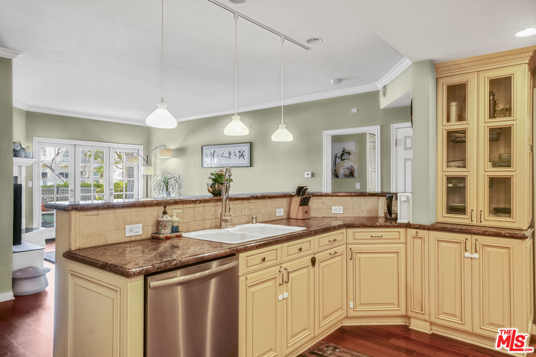 4401 Moorpark Way Unit: 106
