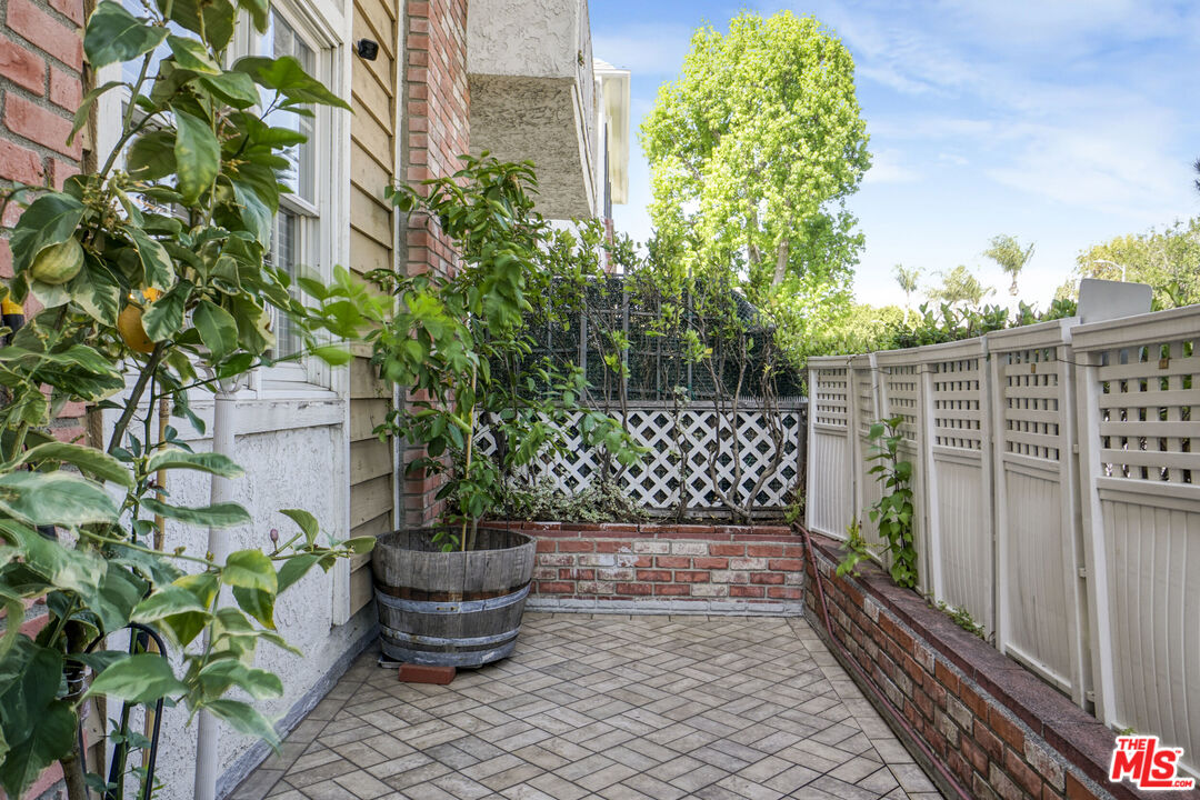 4401 Moorpark Way Unit: 106