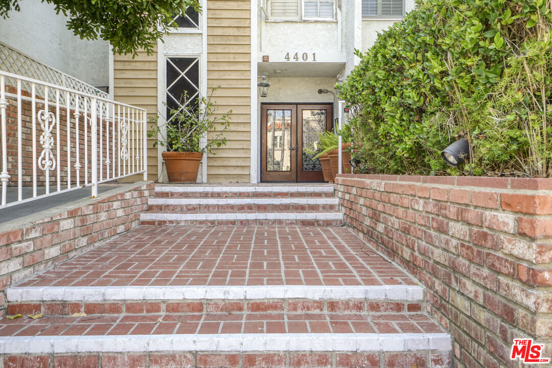 4401 Moorpark Way Unit: 106