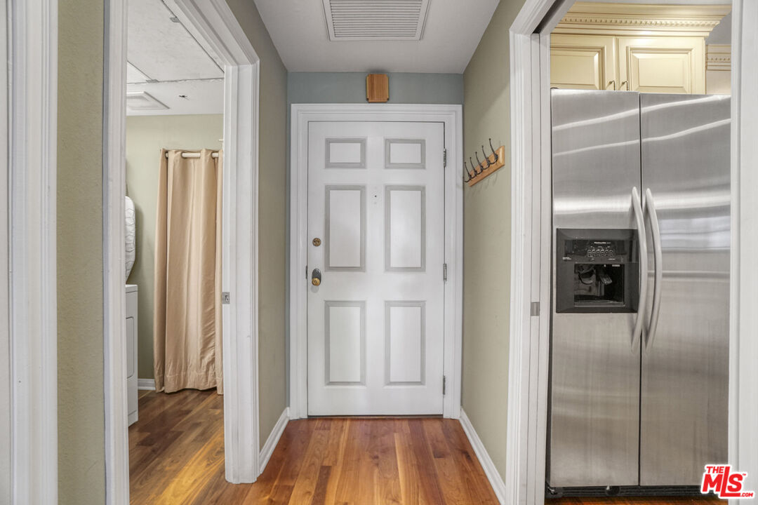 4401 Moorpark Way Unit: 106