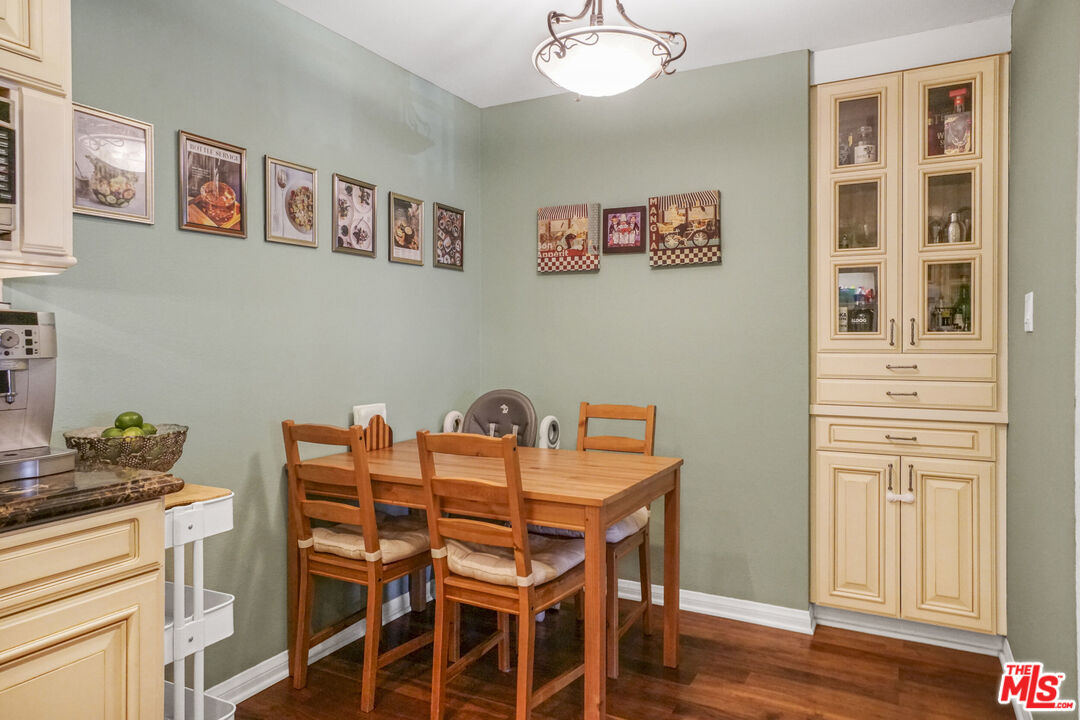 4401 Moorpark Way Unit: 106