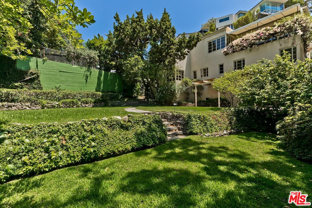 1591 Sunset Plaza Dr