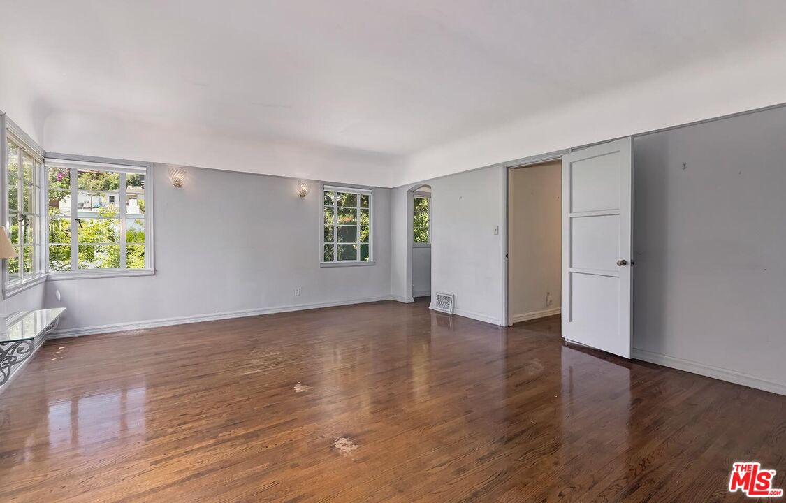 1591 Sunset Plaza Dr