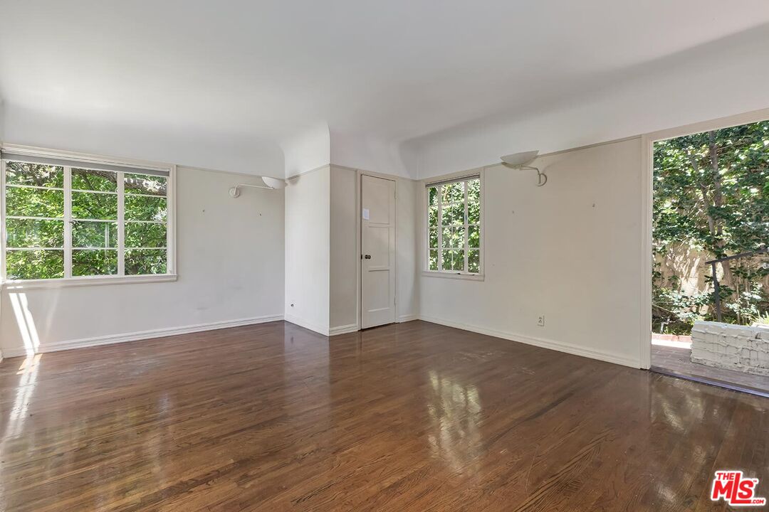 1591 Sunset Plaza Dr