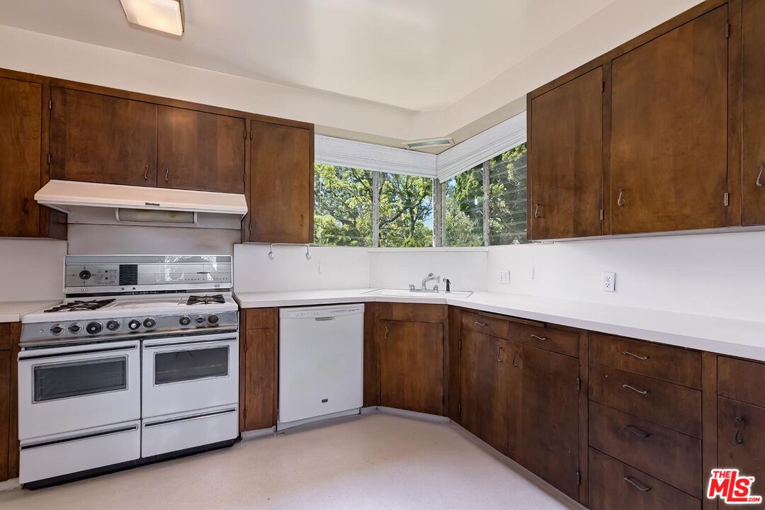 1591 Sunset Plaza Dr