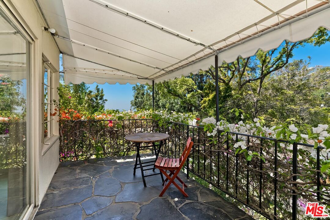 1591 Sunset Plaza Dr