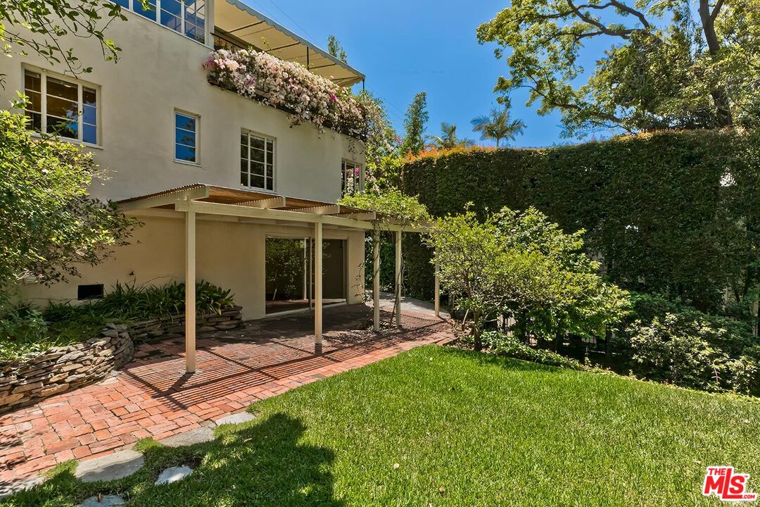 1591 Sunset Plaza Dr