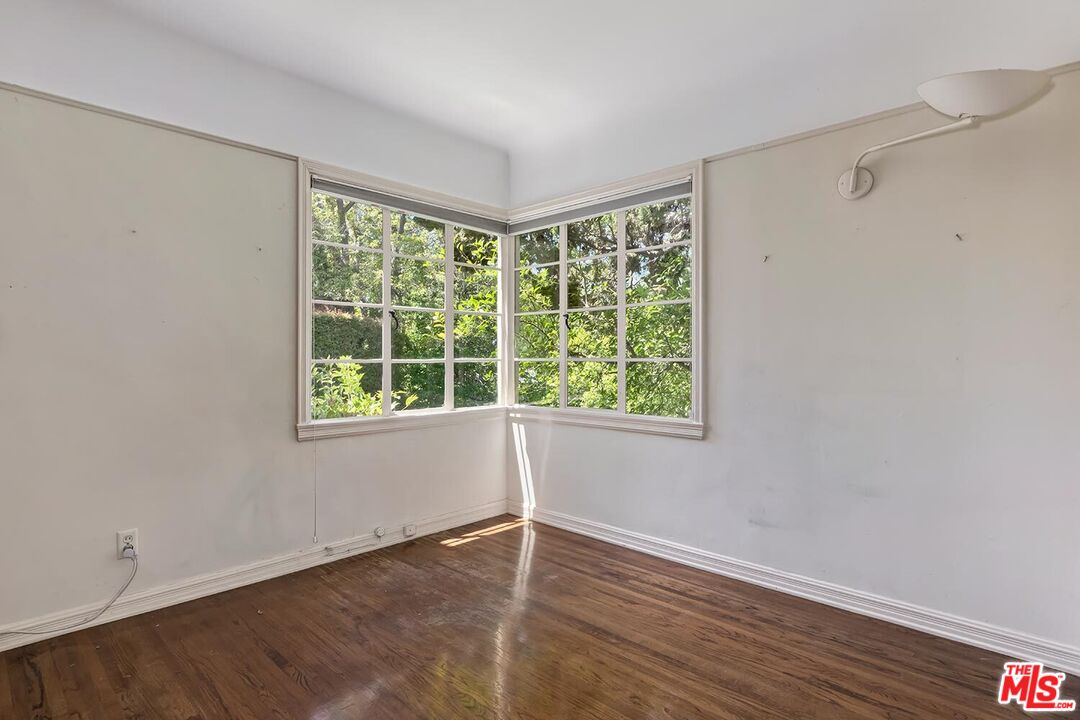 1591 Sunset Plaza Dr