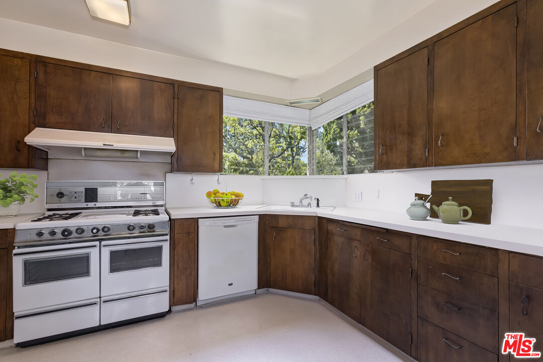 1591 Sunset Plaza Dr