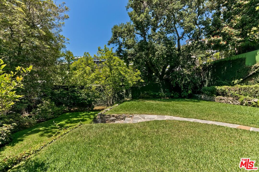 1591 Sunset Plaza Dr