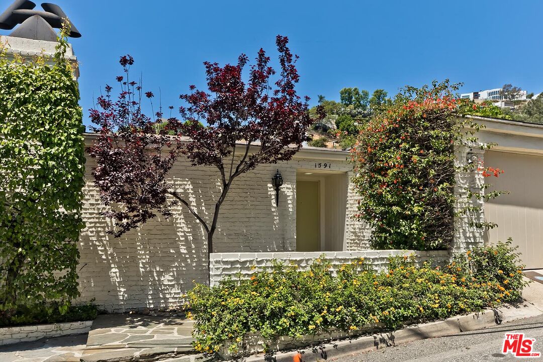 1591 Sunset Plaza Dr