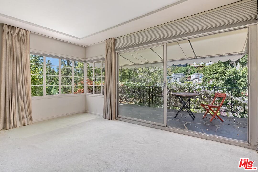 1591 Sunset Plaza Dr