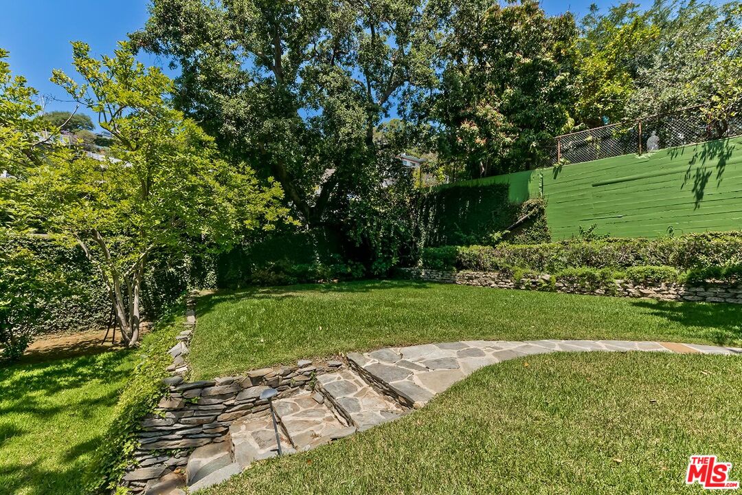 1591 Sunset Plaza Dr