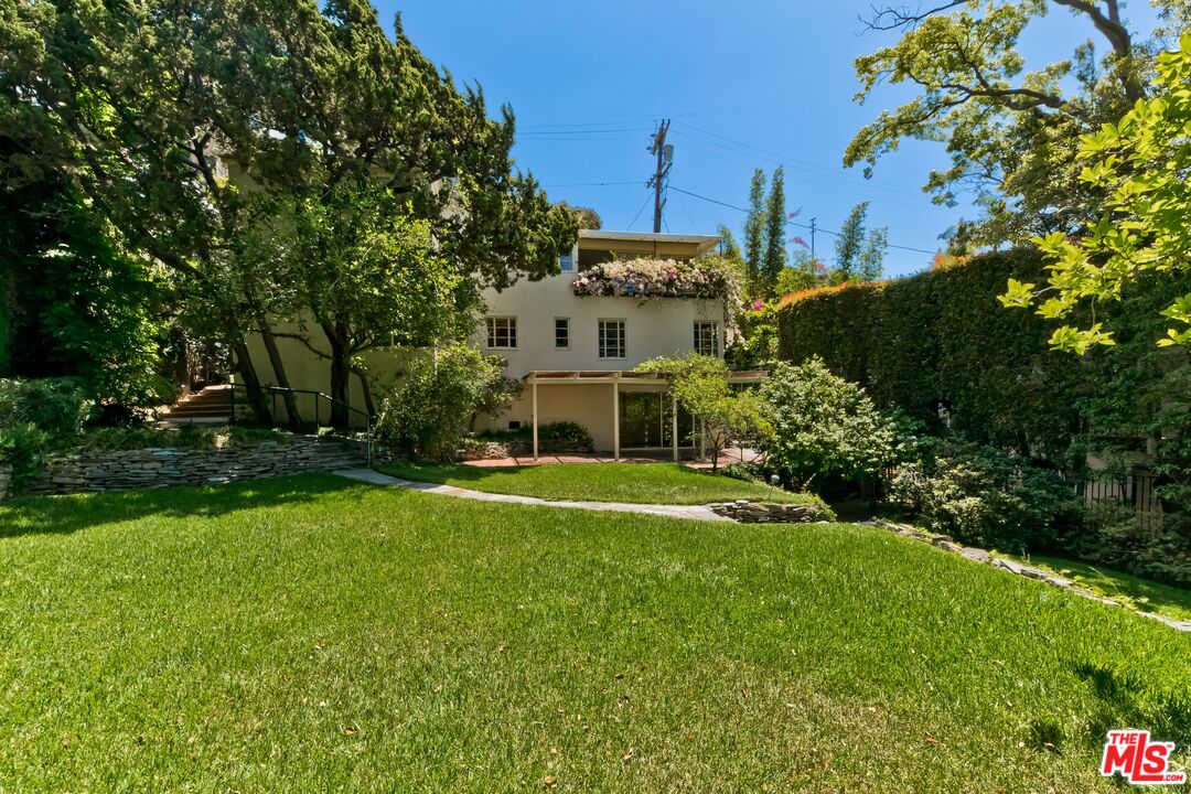 1591 Sunset Plaza Dr