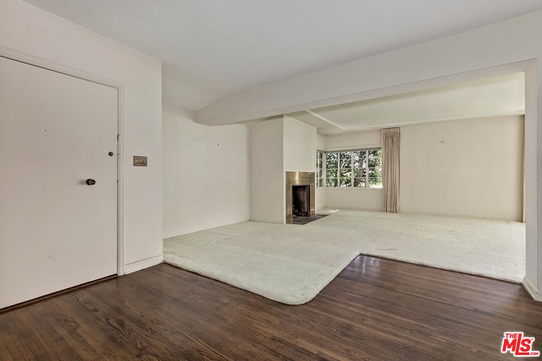 1591 Sunset Plaza Dr