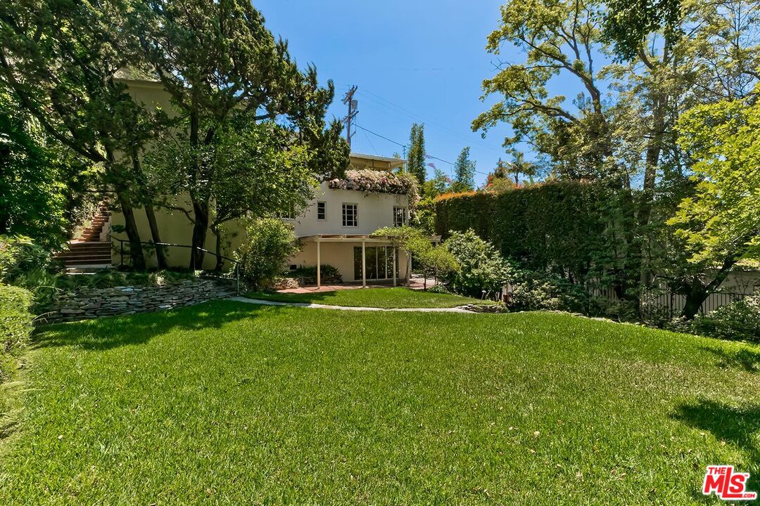 1591 Sunset Plaza Dr